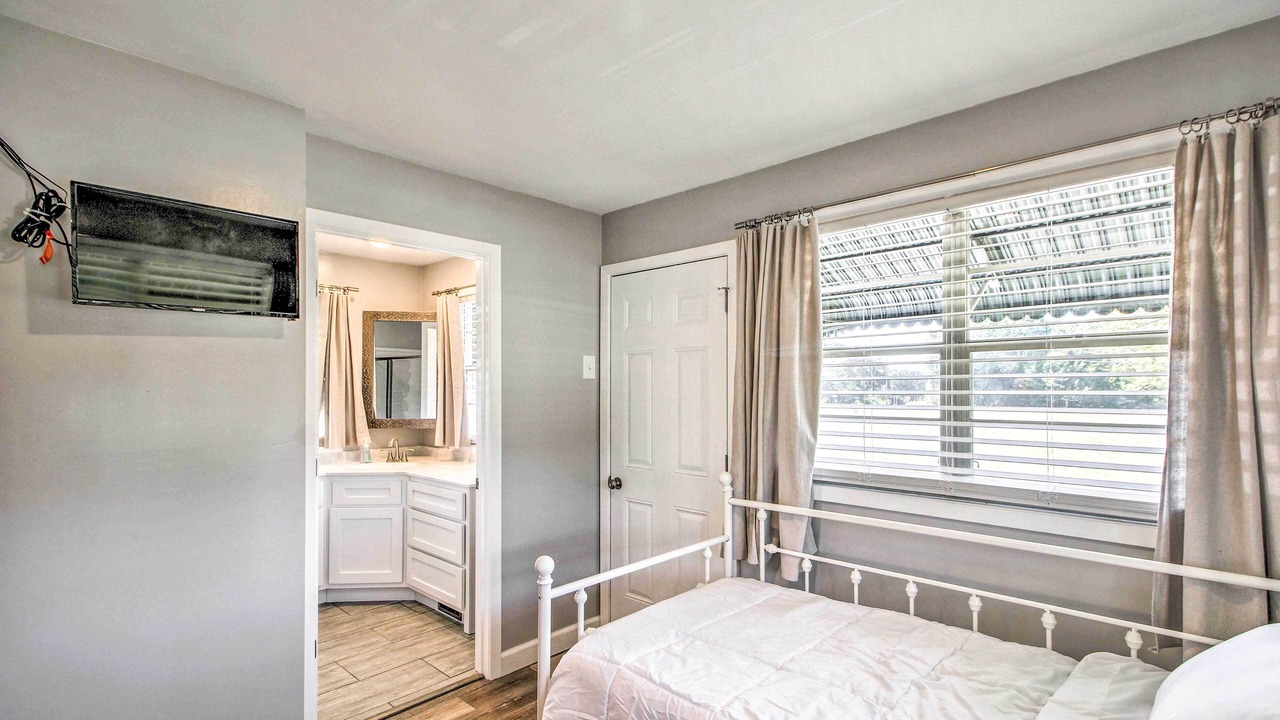 Photo of Bedroom in Lakeview