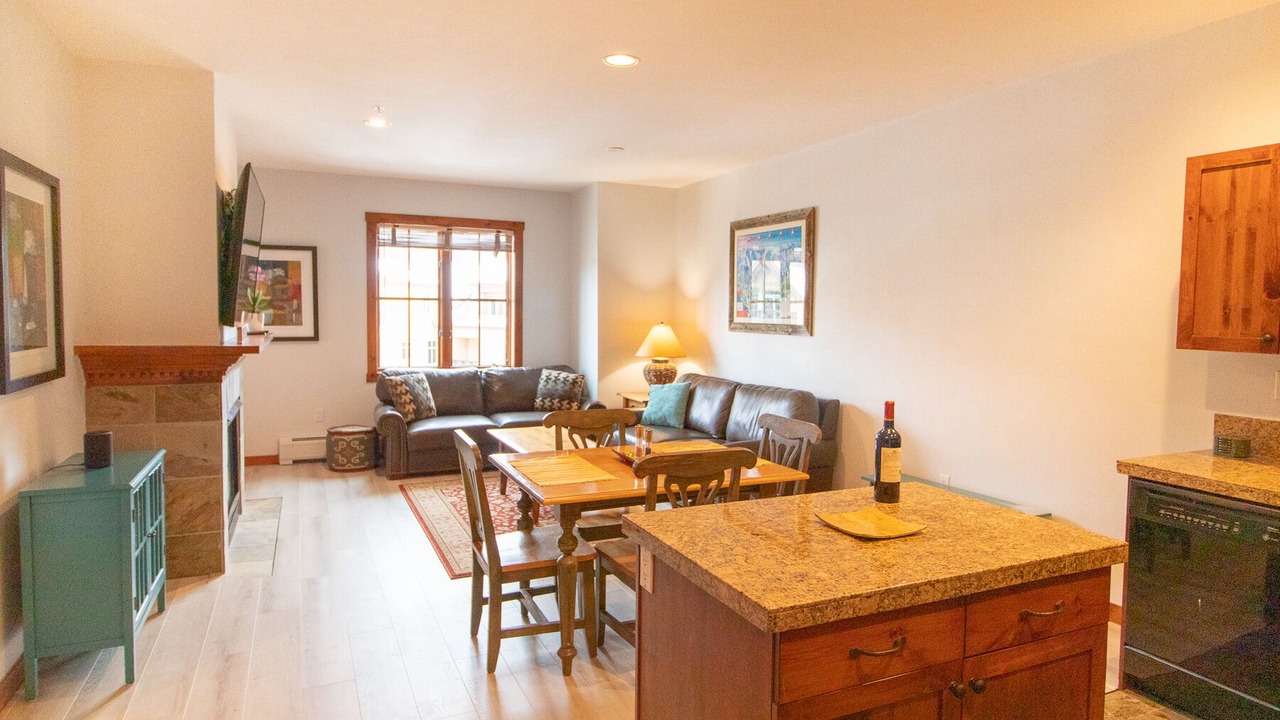 Photo of Livingroom in Peak 9
