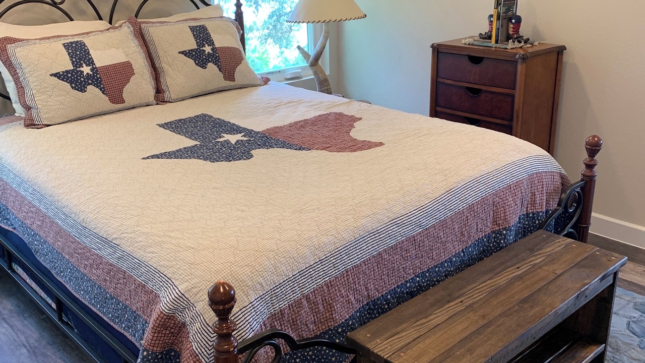 Photo of Bedroom in Canyon Lake