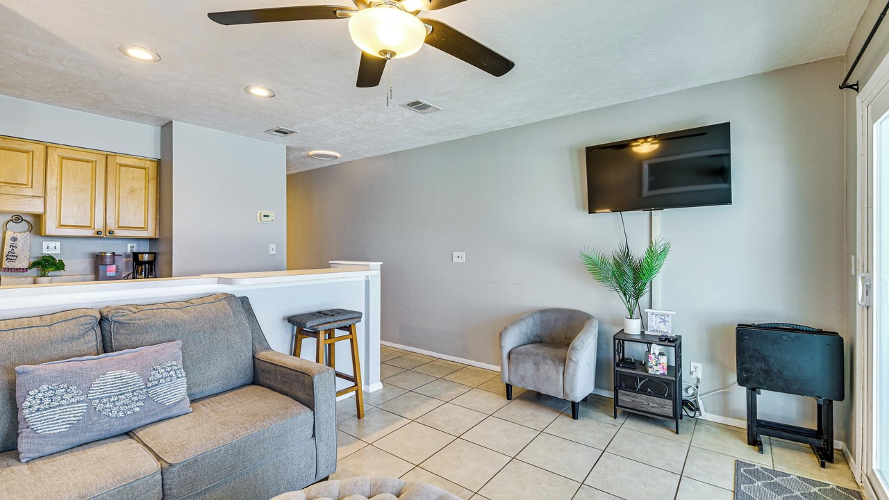 Photo of Livingroom in Biltmore Beach