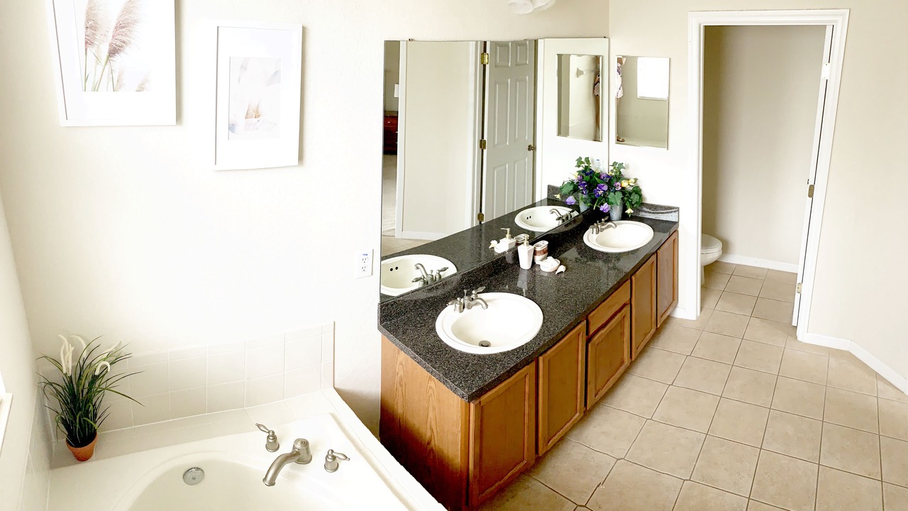 Photo of Bathroom in Trafalgar Village