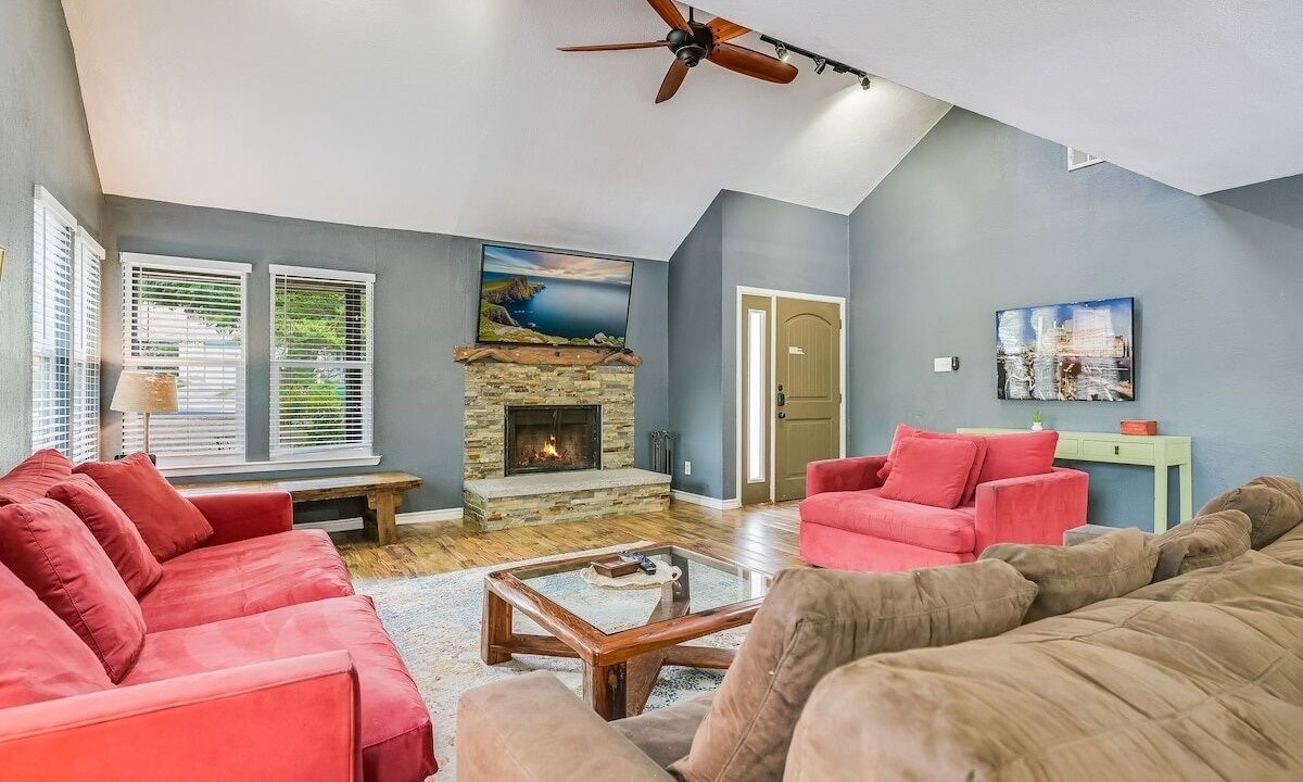 Photo of Livingroom in Wells Branch