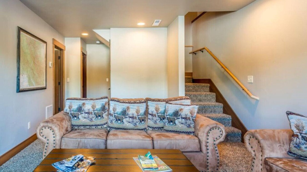 Photo of Livingroom in West Glacier