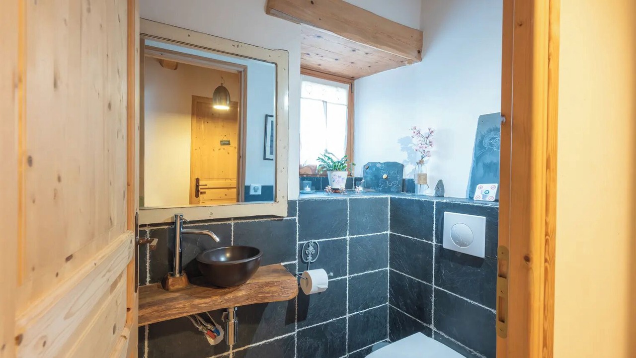 Photo of Bathroom in Campan