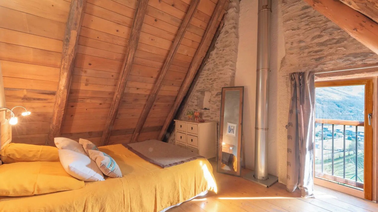 Photo of Bedroom in Campan