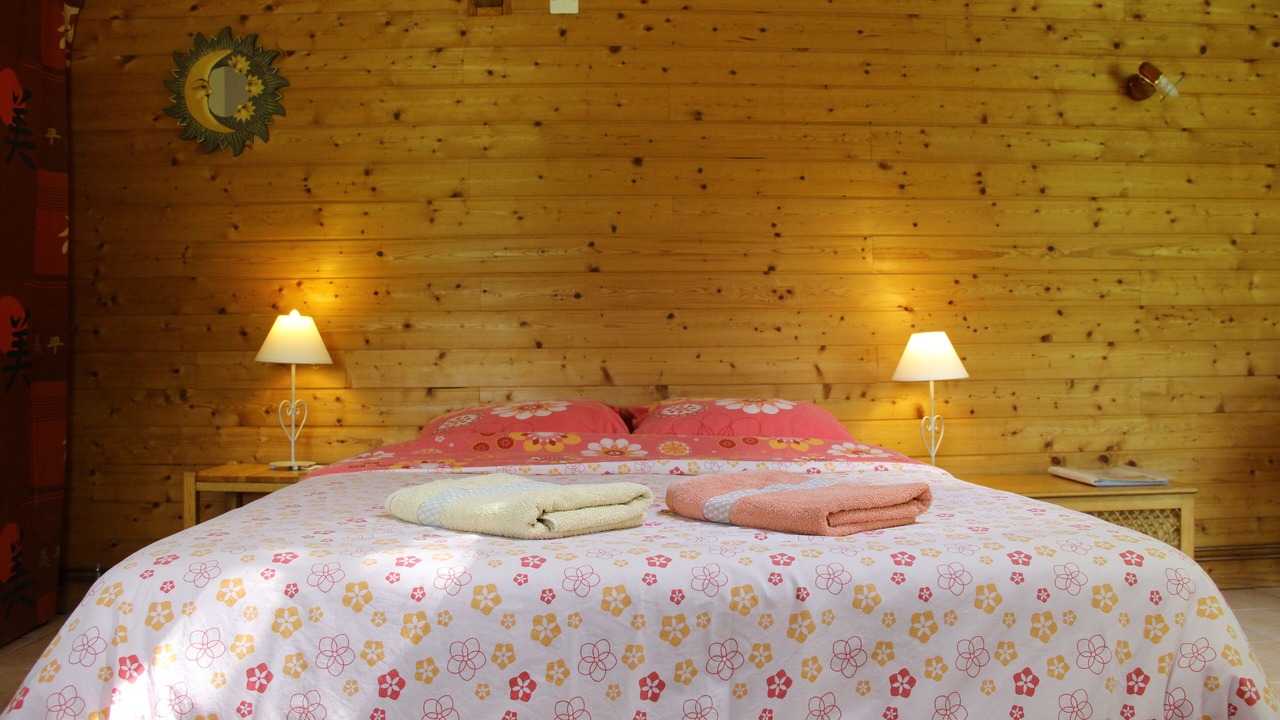 Photo of Bedroom in Lies