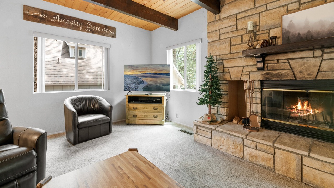 Photo of Livingroom in Summit Estates