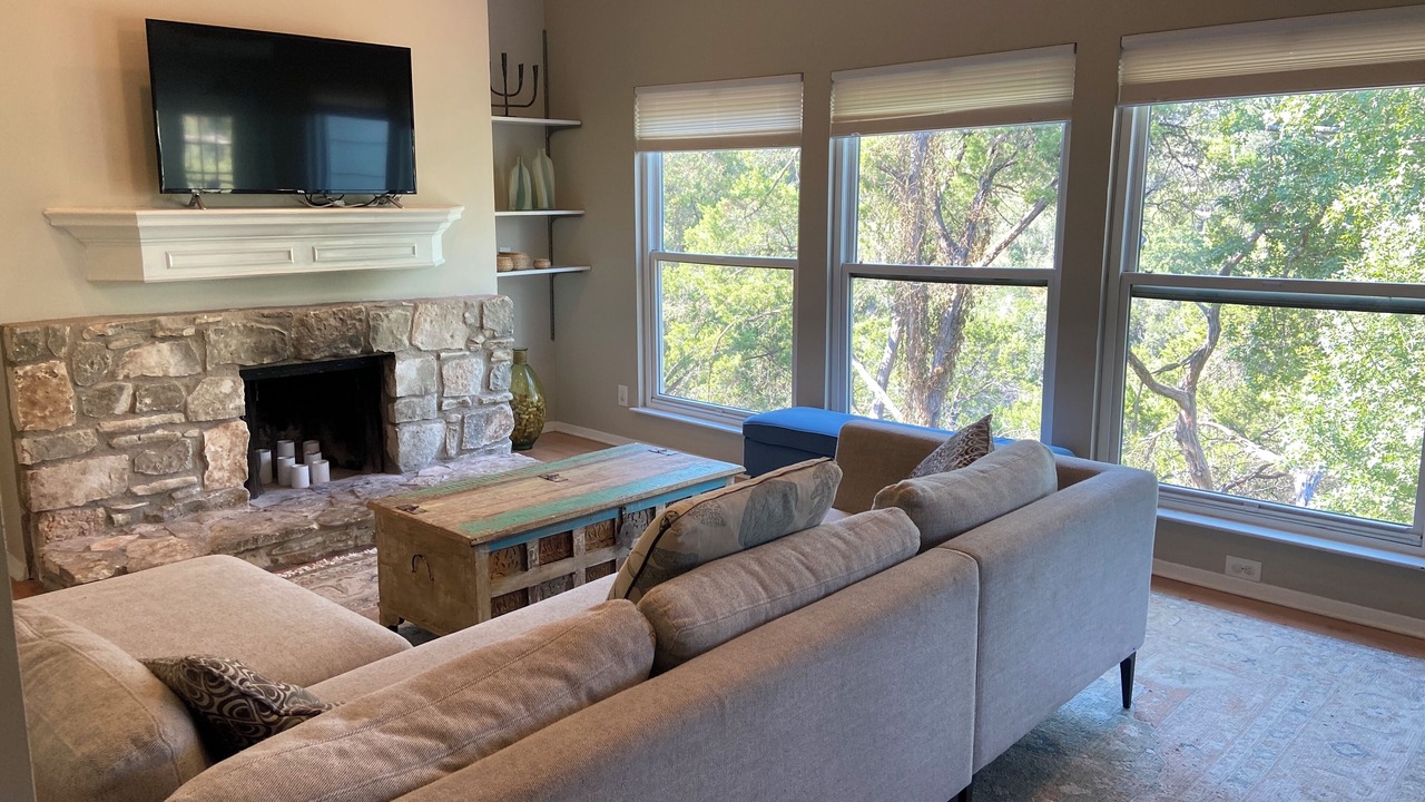Photo of Livingroom in Westlake Highlands