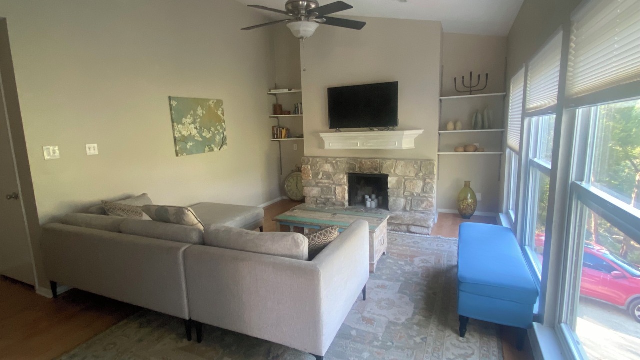Photo of Livingroom in Westlake Highlands