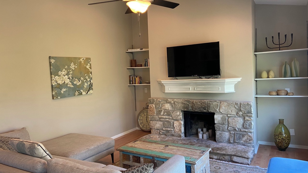 Photo of Livingroom in Westlake Highlands