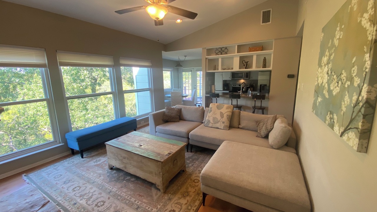 Photo of Livingroom in Westlake Highlands
