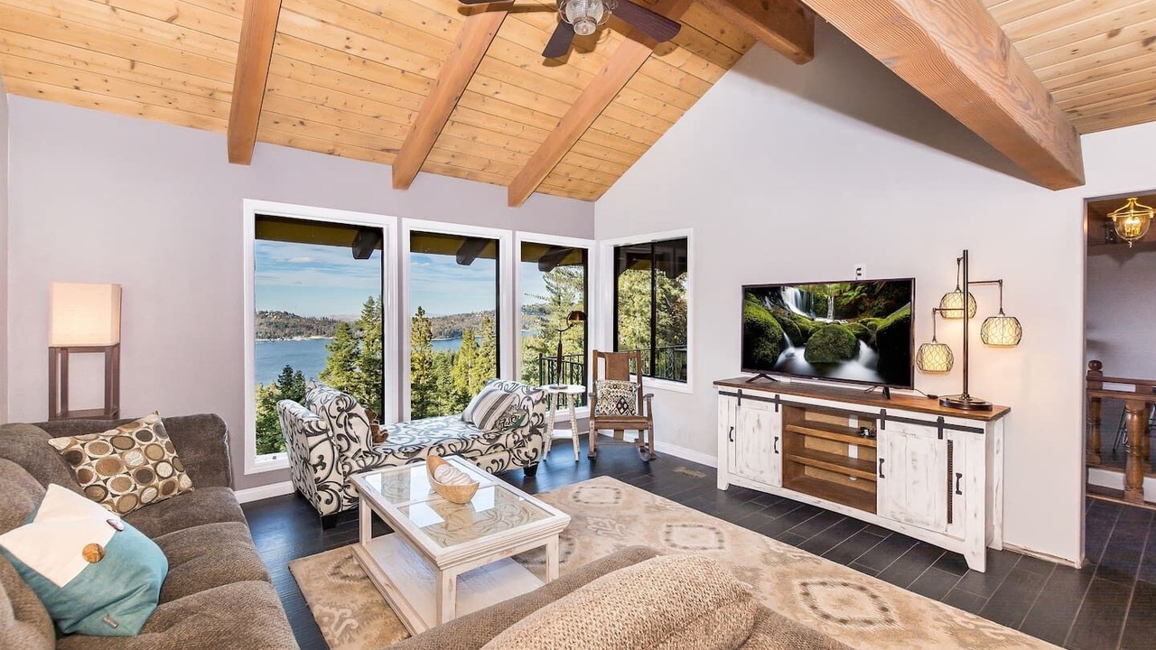Photo of Livingroom in Lake Arrowhead