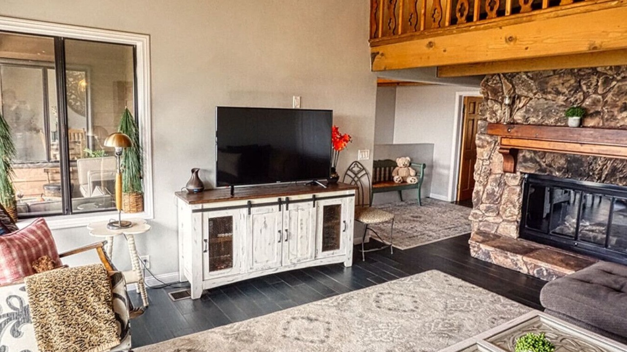 Photo of Livingroom in Lake Arrowhead