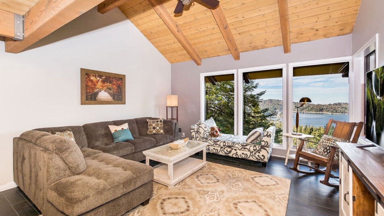 Photo of Livingroom in Lake Arrowhead