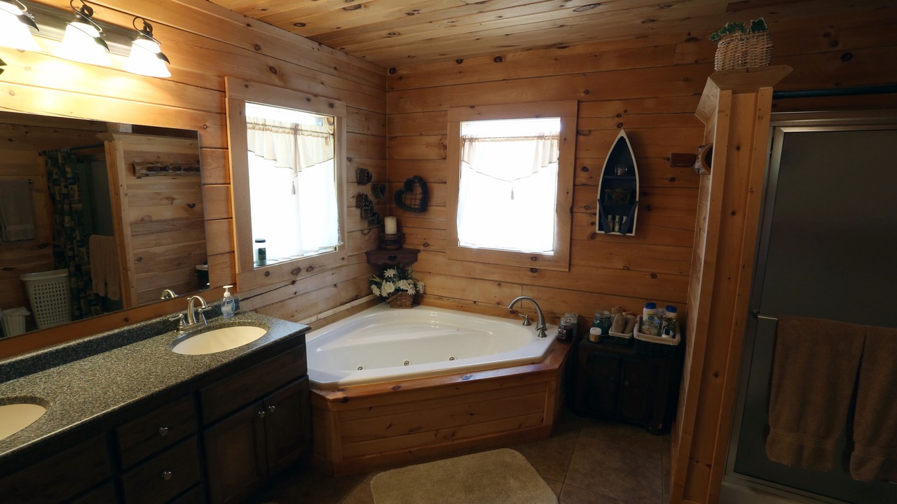 Photo of Bathroom in Branson Cedars