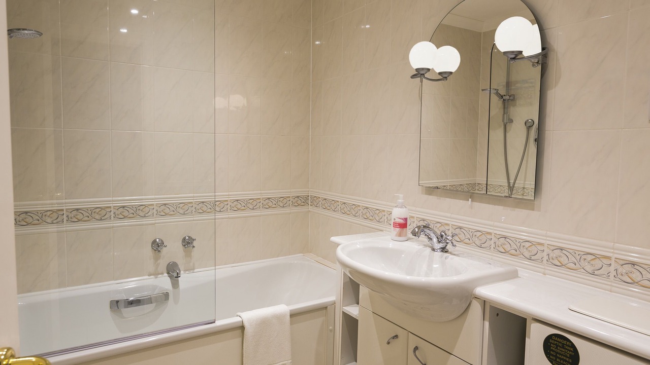 Photo of Bathroom in Thurlestone