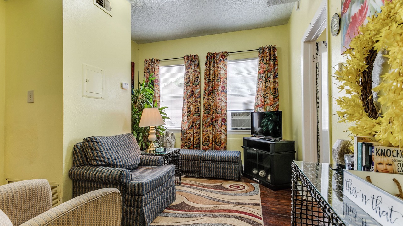 Photo of Livingroom in Government Hill