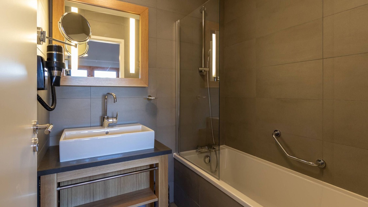 Photo of Bathroom in Arc-1800