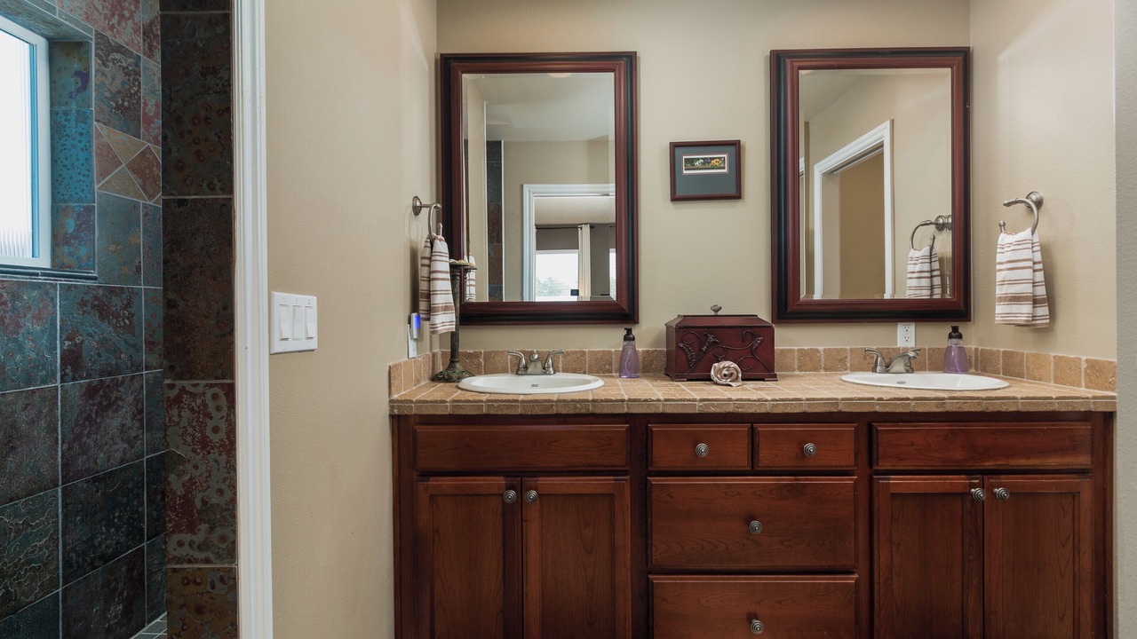 Photo of Bathroom in Gleneden Beach