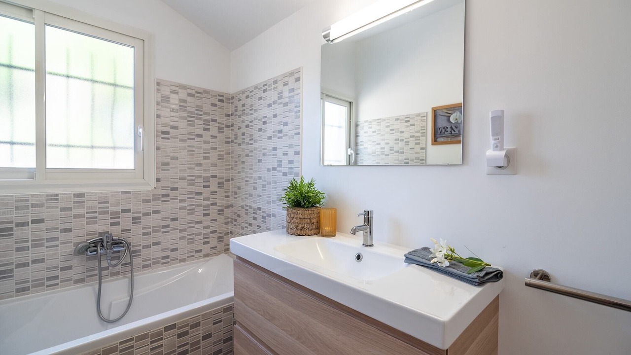 Photo of Bathroom in Roquebrun