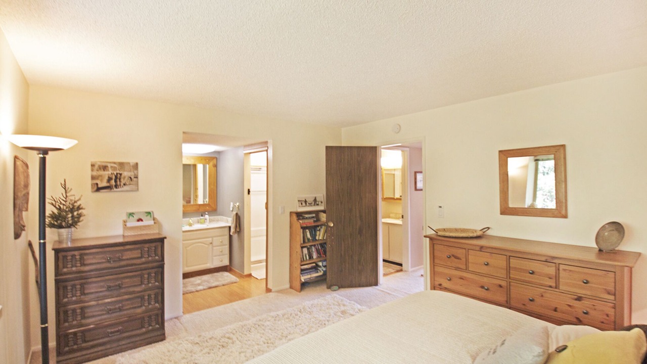 Photo of Bedroom in Lake Forest