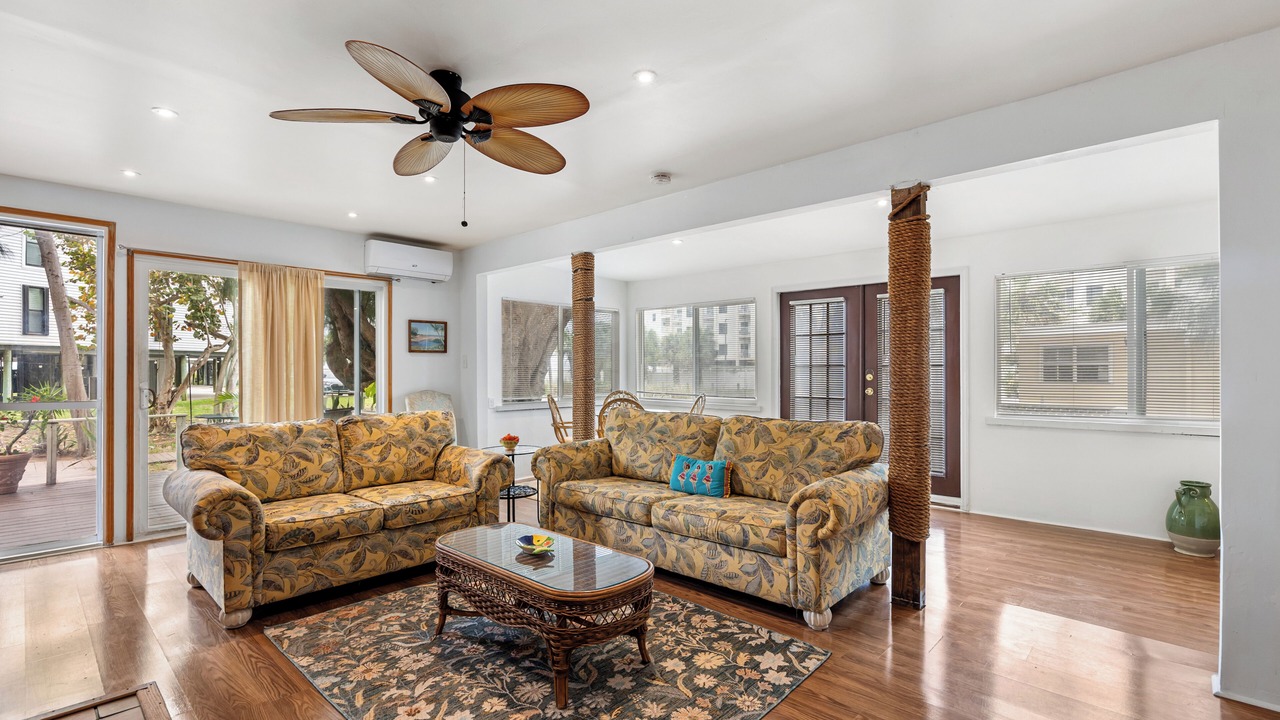 Photo of Livingroom in Treasure Island