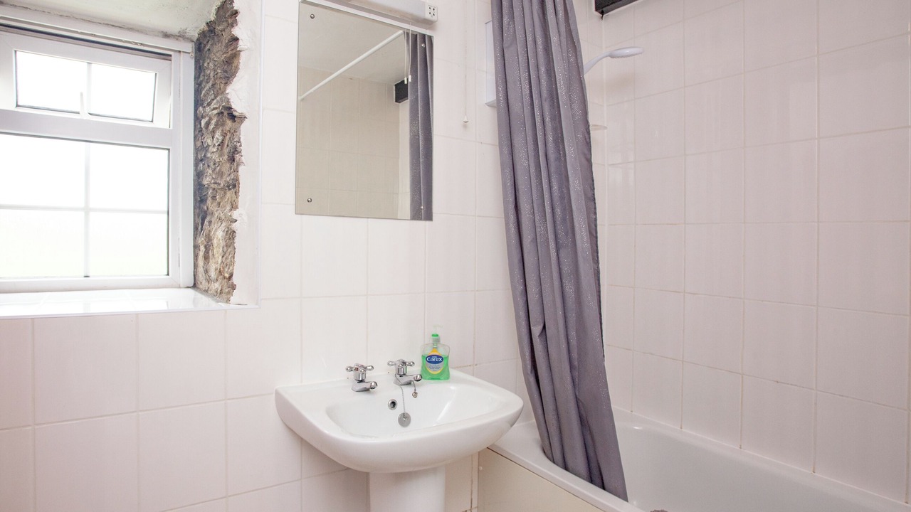 Photo of Bathroom in Looe