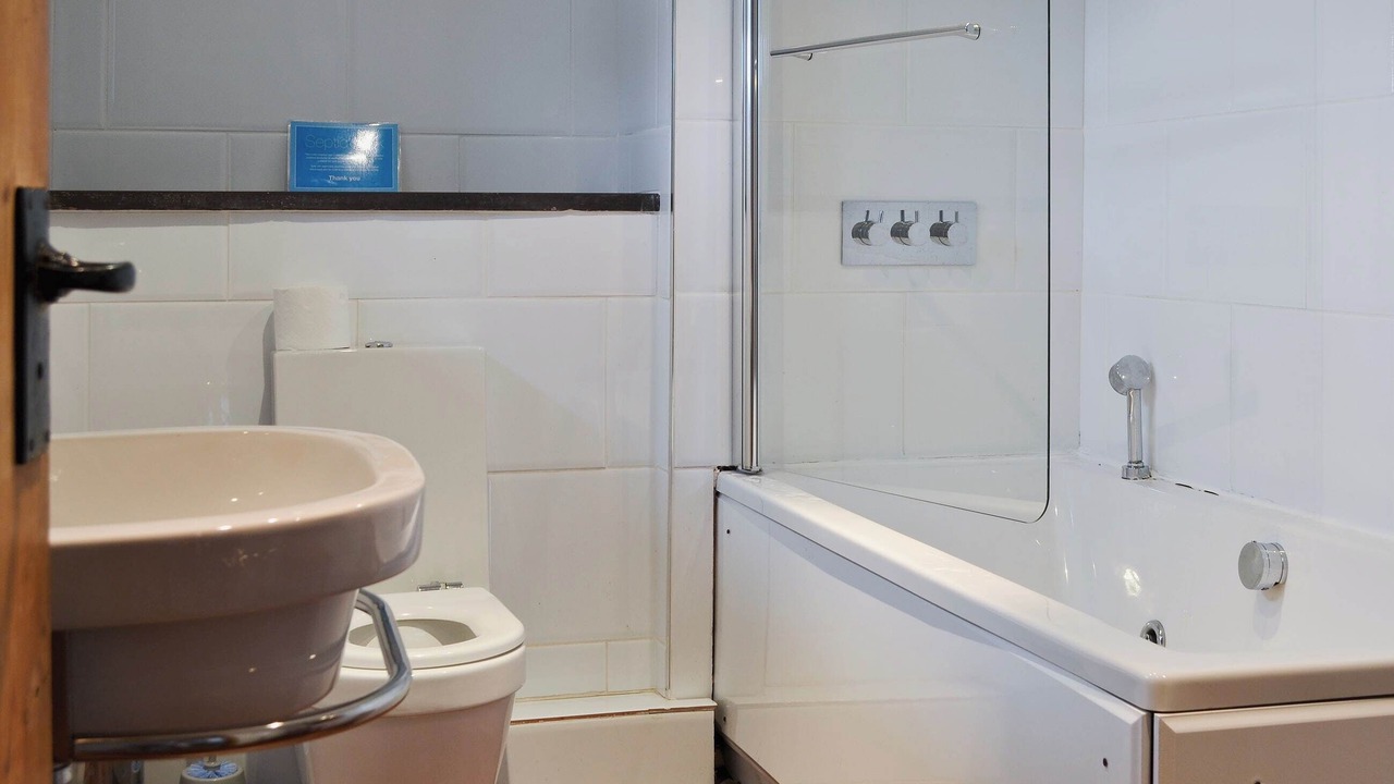 Photo of Bathroom in Llanfaglan