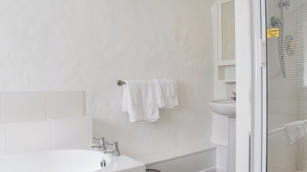 Photo of Bathroom in Tintagel