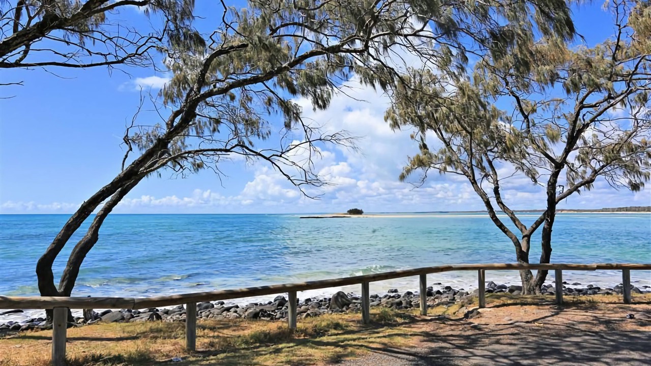 Photo of Others in Elliott Heads