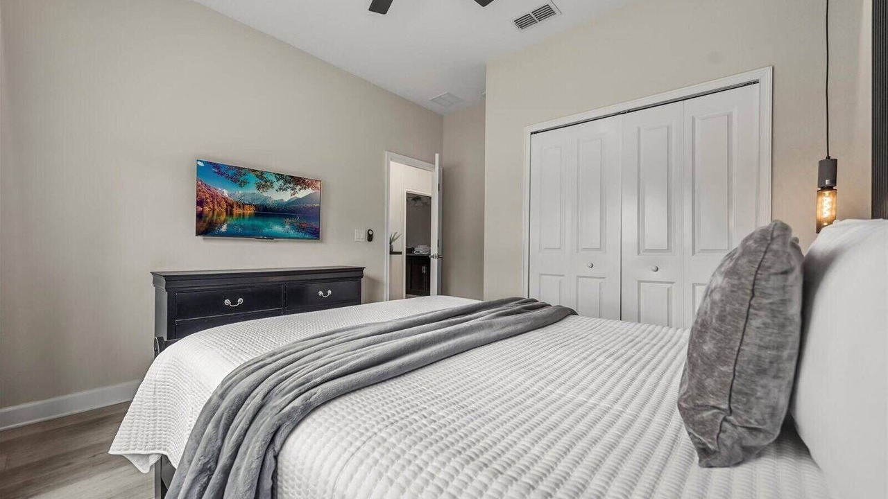Photo of Bedroom in Bay Lake