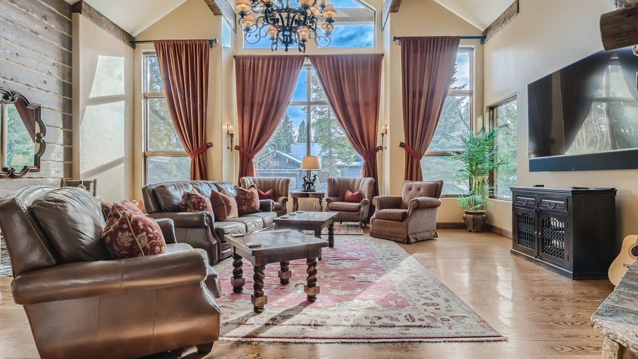 Photo of Bedroom in Peak 8