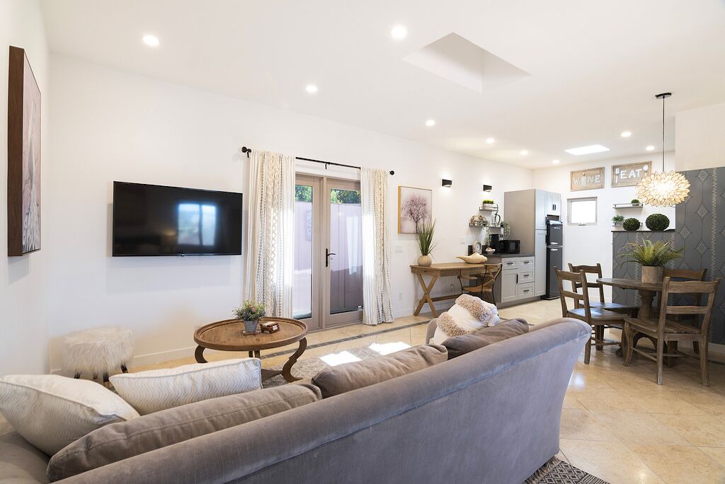 Photo of Livingroom in Pico - Robertson