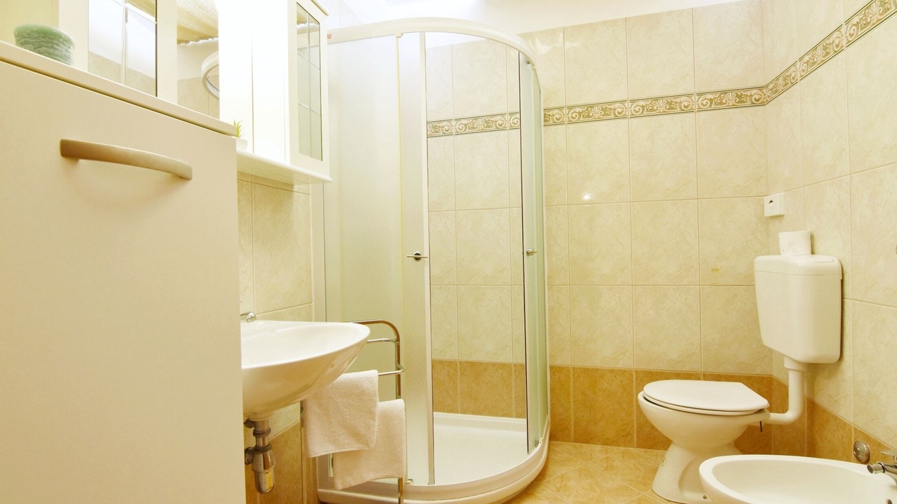 Photo of Bathroom in Tar