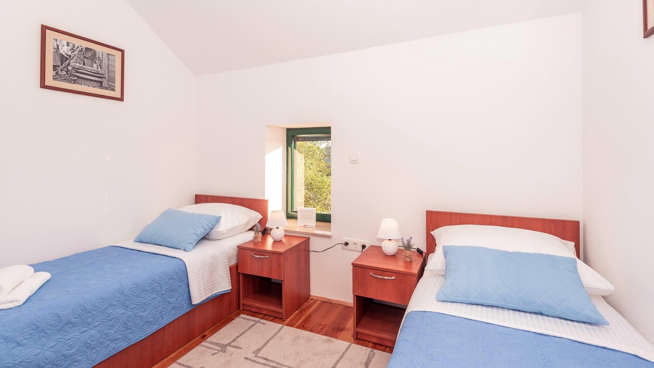 Photo of Bedroom in Vid