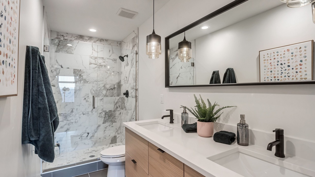Photo of Bathroom in People's Freeway
