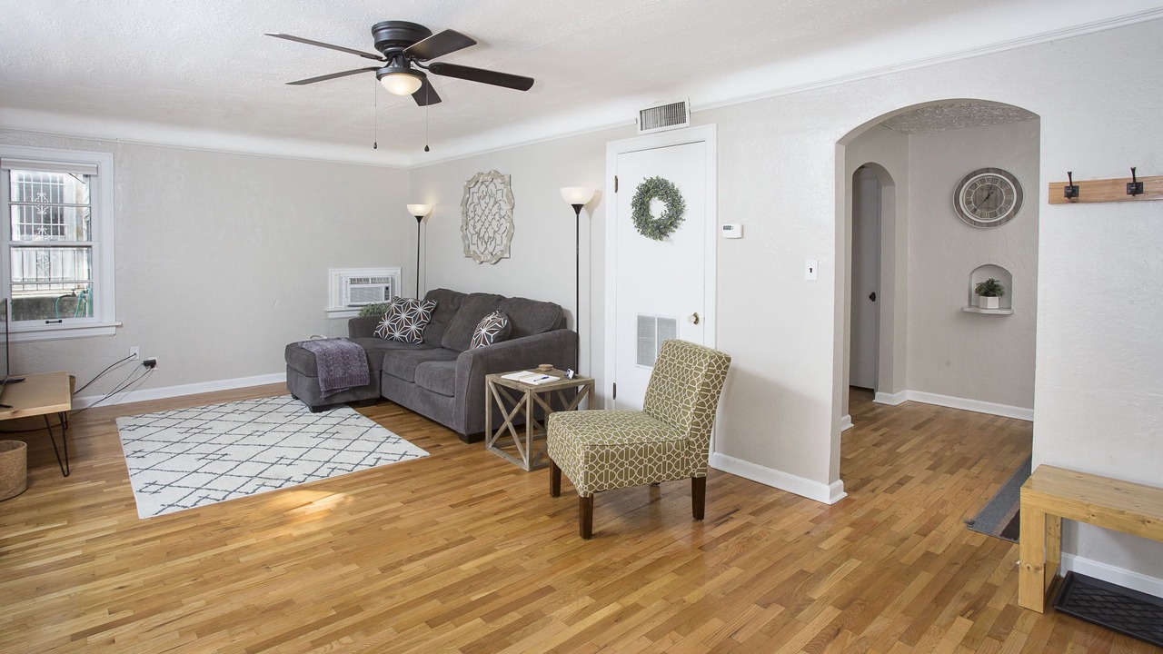 Photo of Livingroom in Central - Terry