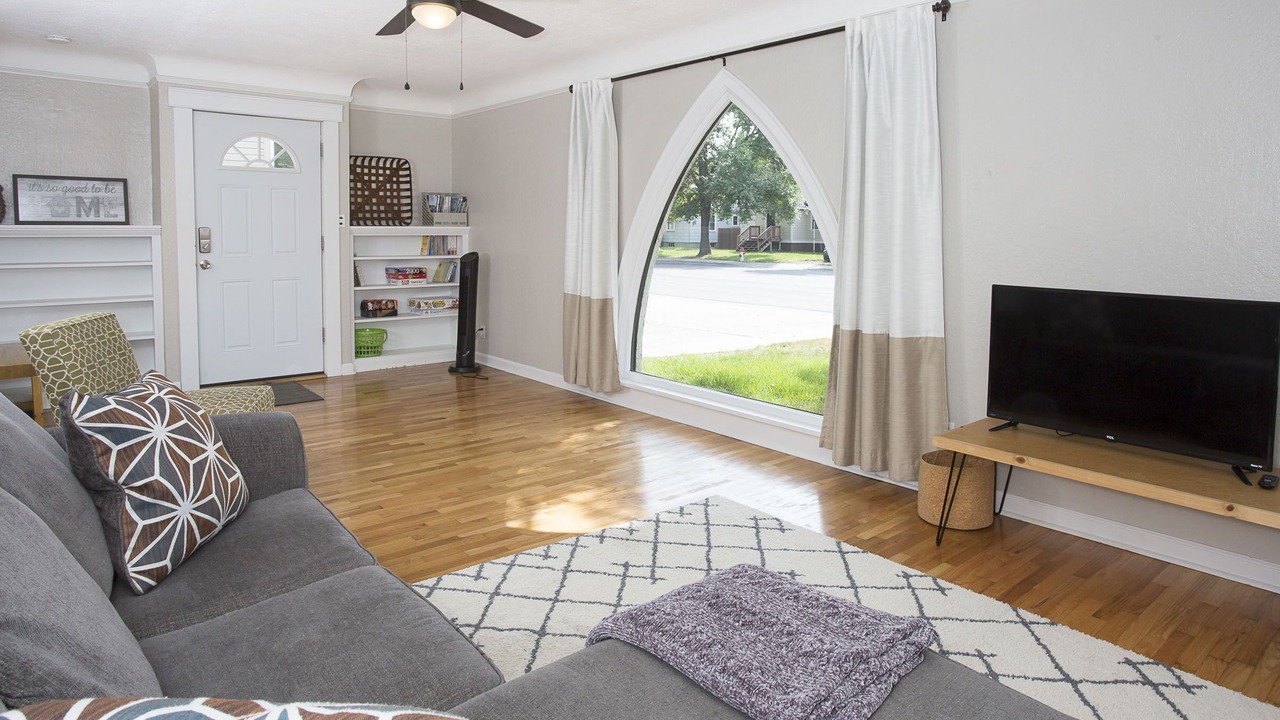 Photo of Livingroom in Central - Terry