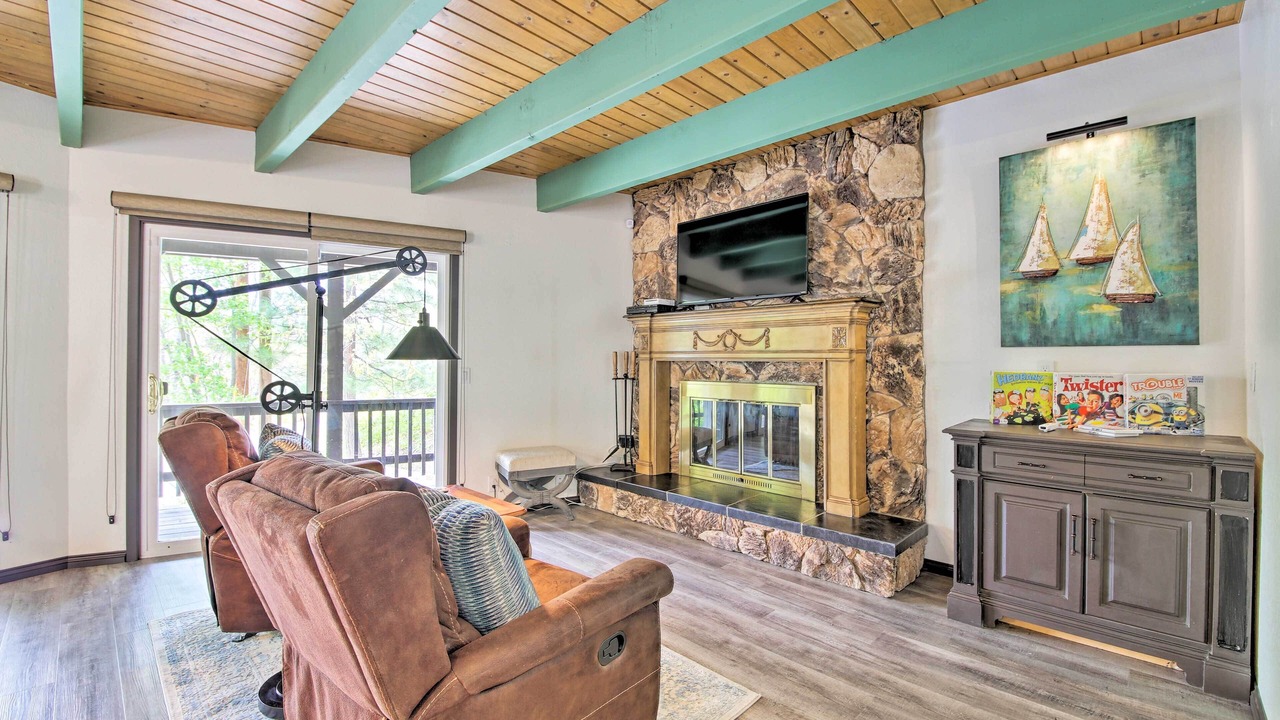 Photo of Livingroom in Lake Arrowhead