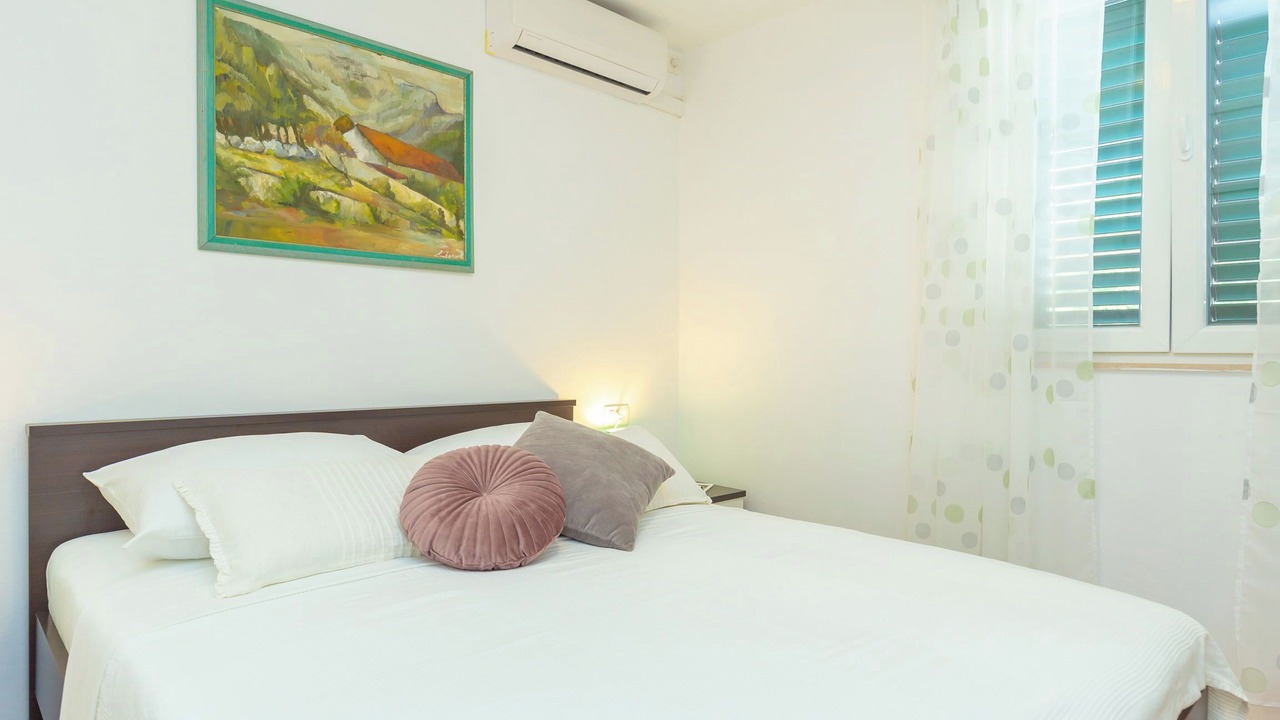 Photo of Bedroom in Pile
