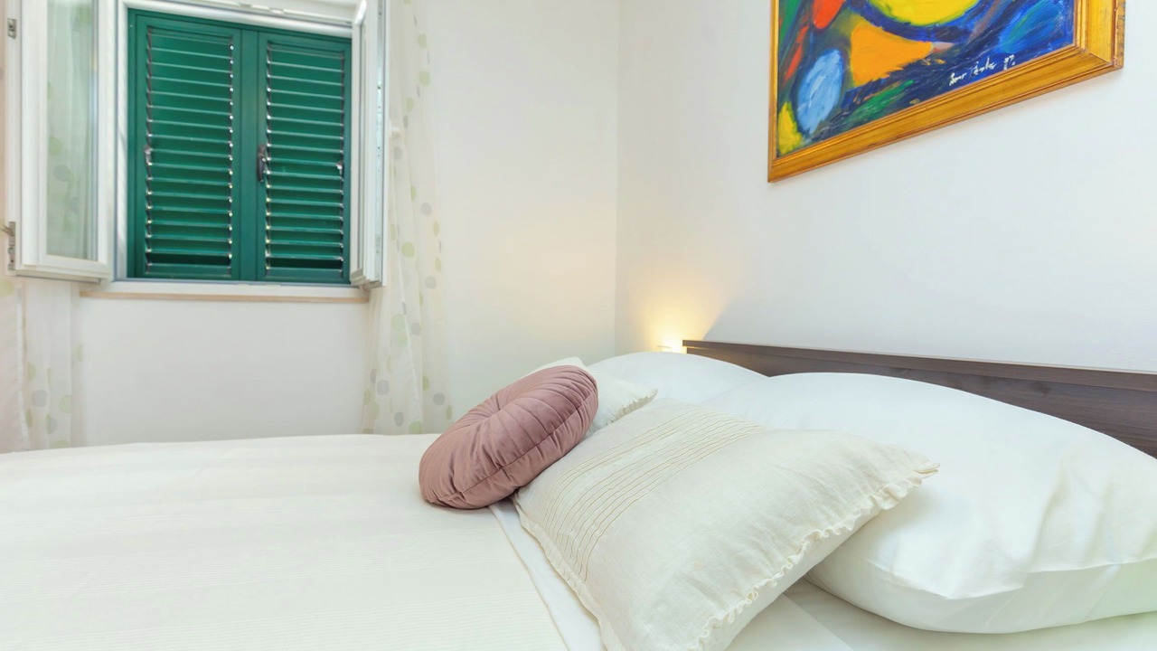 Photo of Bedroom in Pile