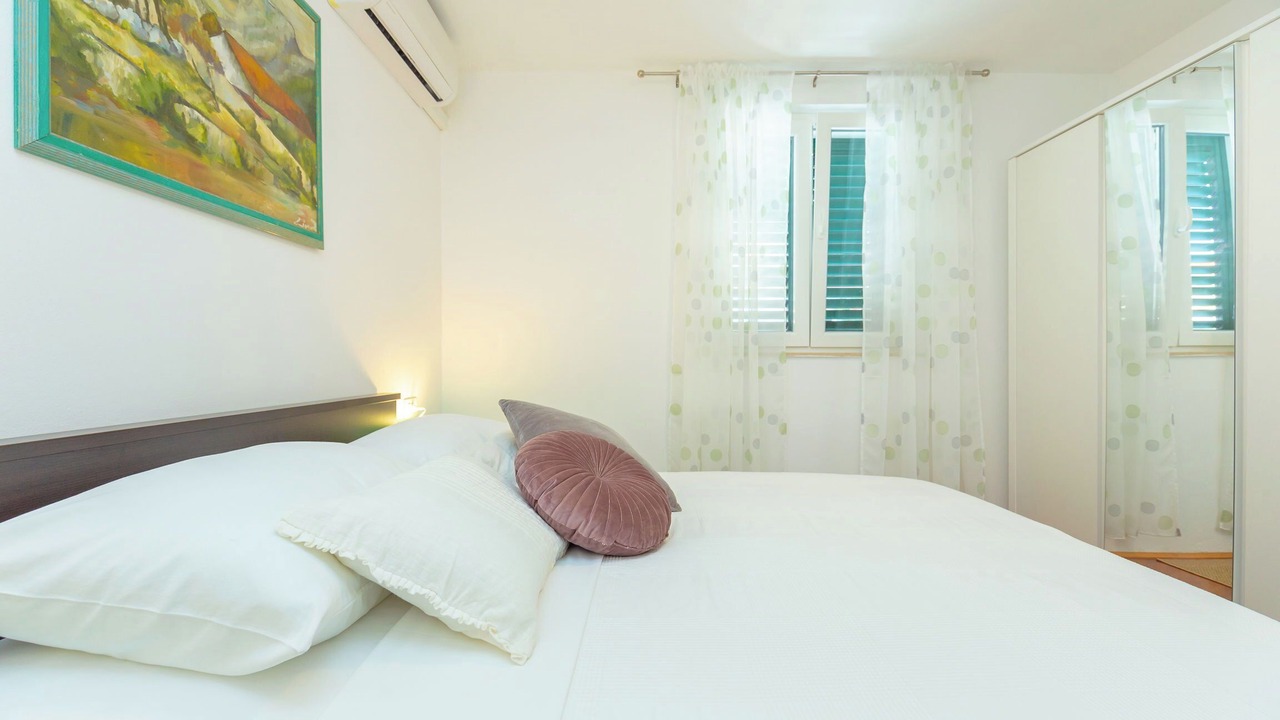Photo of Bedroom in Pile