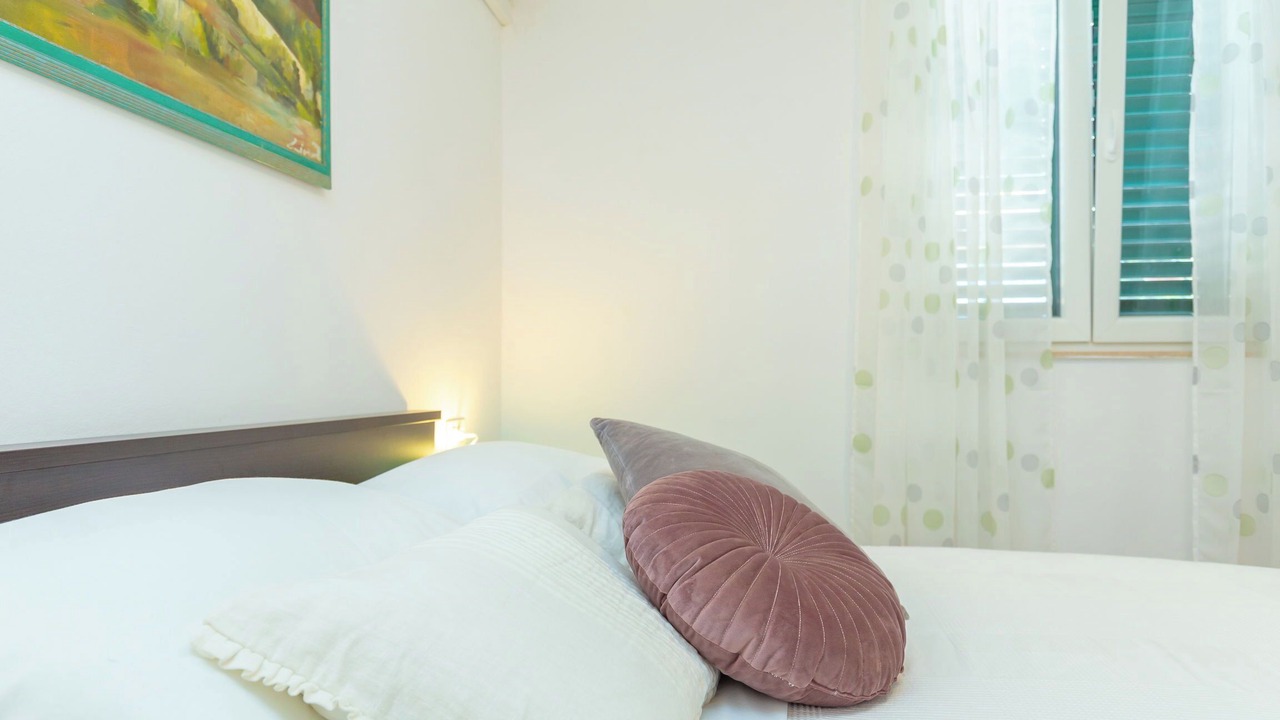 Photo of Bedroom in Pile