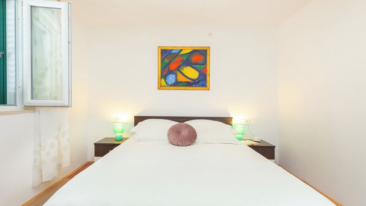 Photo of Bedroom in Pile