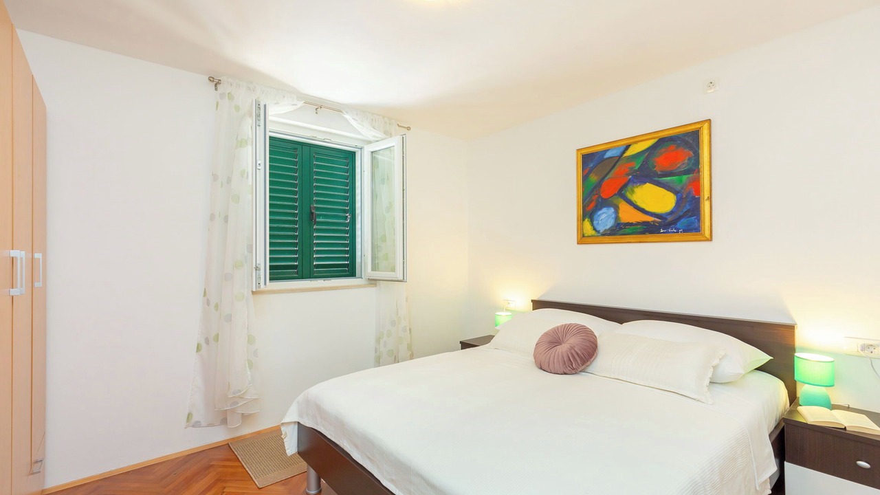 Photo of Bedroom in Pile