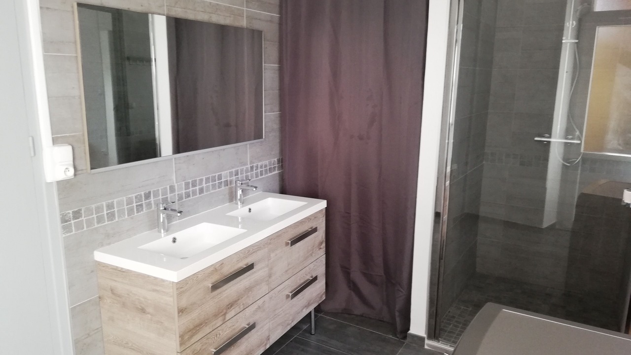 Photo of Bathroom in Saint Alban Auriolles