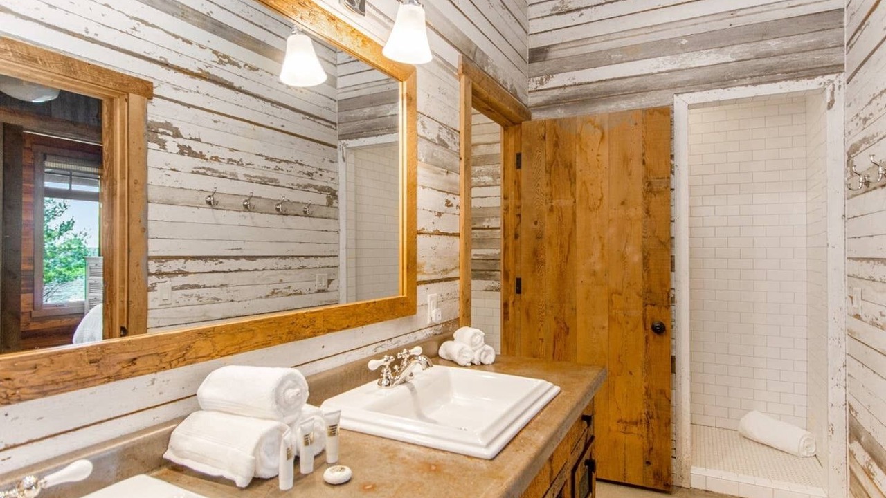 Photo of Bathroom in Lake Shore
