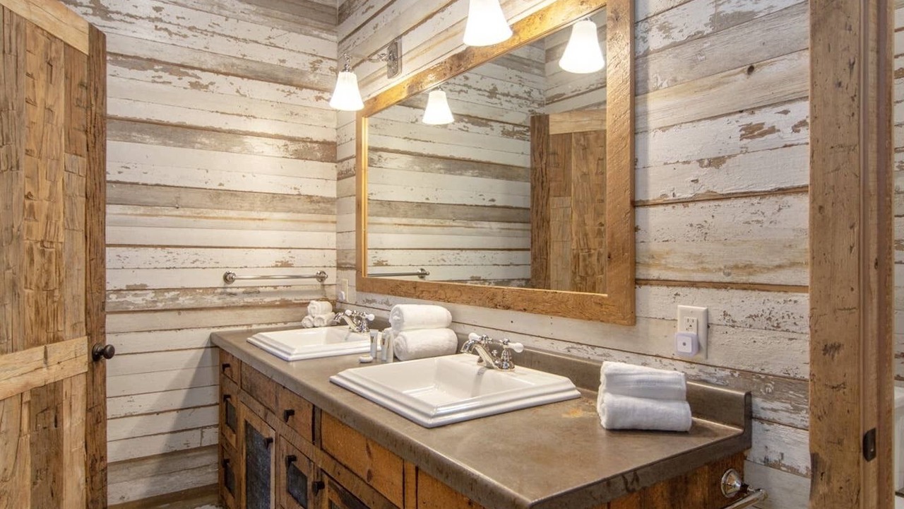 Photo of Bathroom in Lake Shore