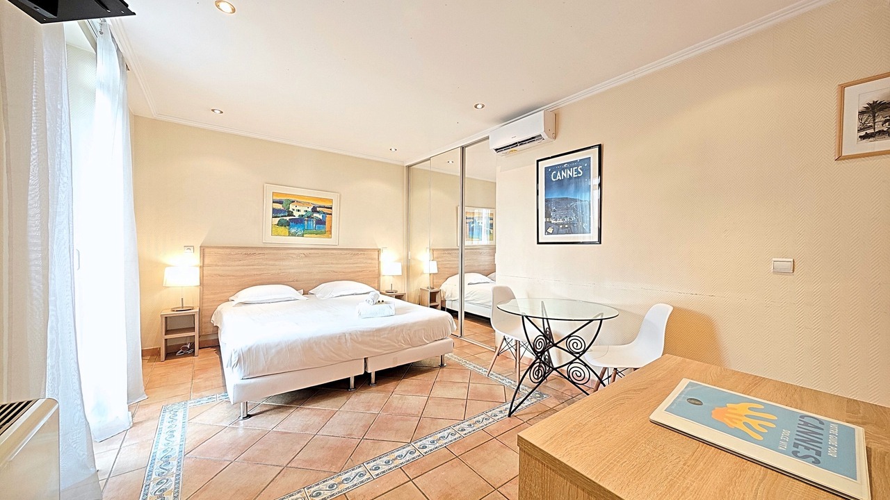 Photo of Bedroom in Cannes City Centre