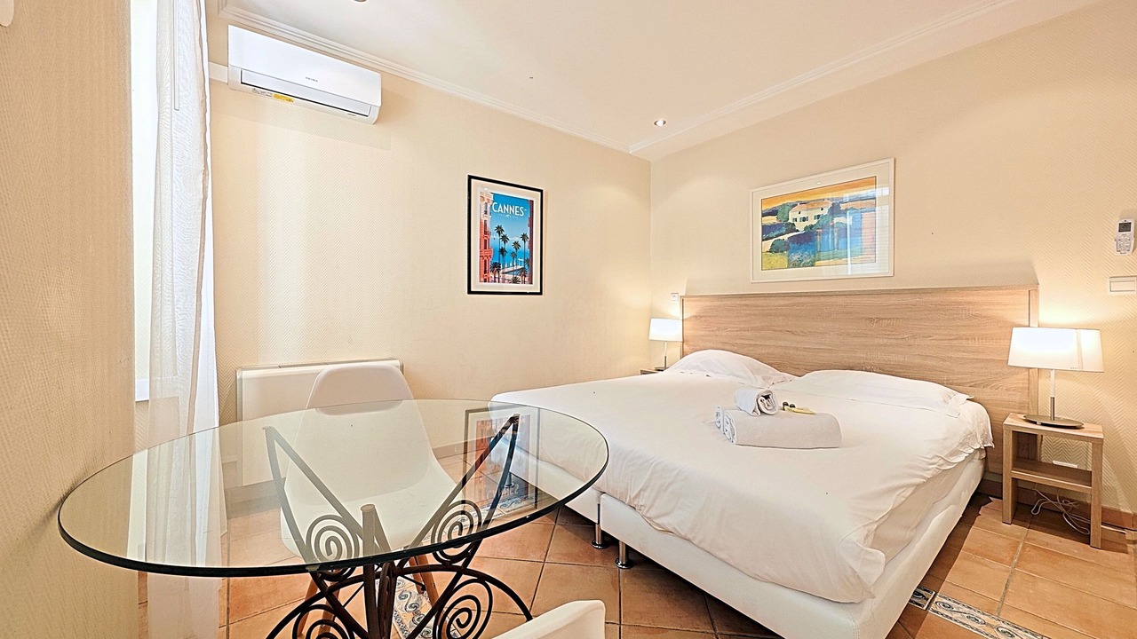 Photo of Bedroom in Cannes City Centre